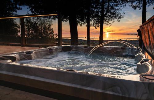 Northern Bruce Peninsula Casa | 300ft Modern Luxury Lakefront Hot Tub Steam Bath