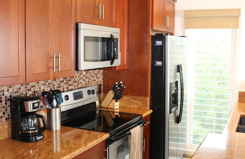 Kailua-Kona Condominio | 306-AirCon. Unidad de esquina mejorada con amplias vistas al mar y Lanai extra grande.