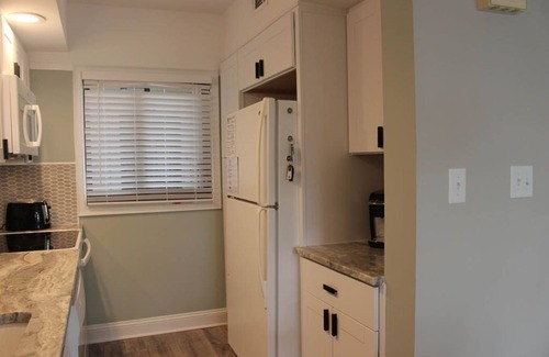 North Litchfield Beach Condominio | 307 Litchfield Retreat, Renovated Condo, Partial Ocean Views, Pool