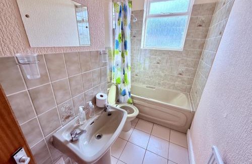 Beeston Casa | 307 queens road Big double room with attached toilet and shower
