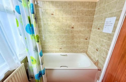 Beeston Casa | 307 queens road Big double room with attached toilet and shower