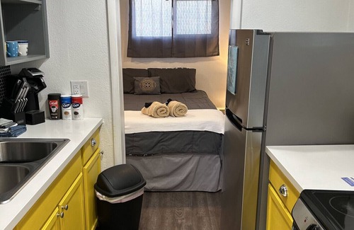 Downtown Las Vegas Casa | Alluring #A 1 Queen & courtyard by Fremont Str