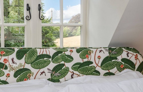 Charlbury Cabaña | 31 MANOR ROAD, pet friendly, with open fire in Woodstock