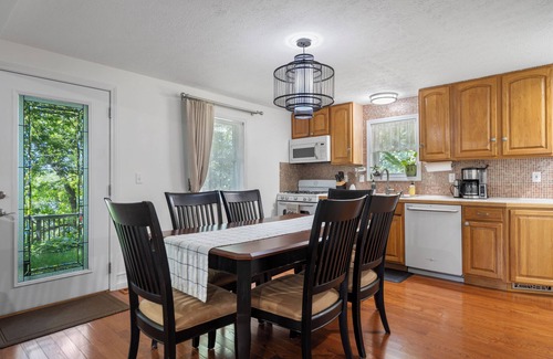 Fenton Casa | 31+ NIGHTS ONLY - Secret Tunnel Lakehouse - kayaks, bonfires, beach, sleeps 10