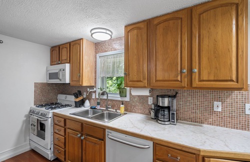 Fenton Casa | 31+ NIGHTS ONLY - Secret Tunnel Lakehouse - kayaks, bonfires, beach, sleeps 10
