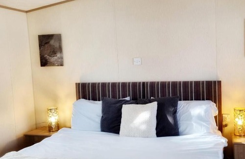 Cowes Otro | 31 solent village