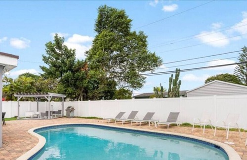Boulevard Heights Casa | 310 · Modern 3/2 -HEATED POOL. GRILL. Big BACKYARD.
