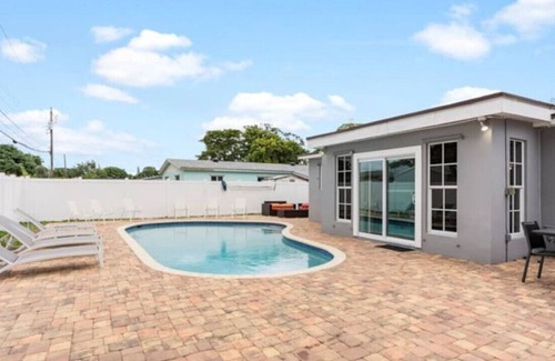 Boulevard Heights Casa | 310 · Modern 3/2 -HEATED POOL. GRILL. Big BACKYARD.