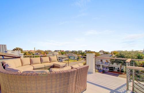 Isle of Palms Casa | 311 Carolina by AvantStay Rooftop Ocean Views w Pool