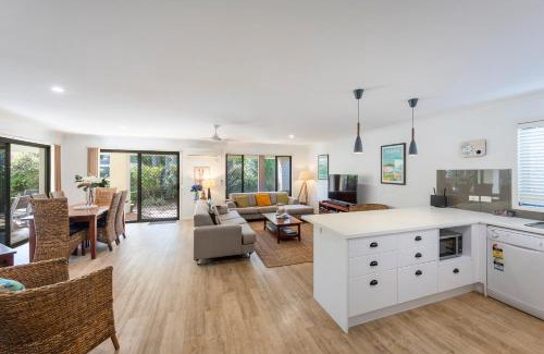 Yamba Casa | 32 Beachside - LJHooker Yamba
