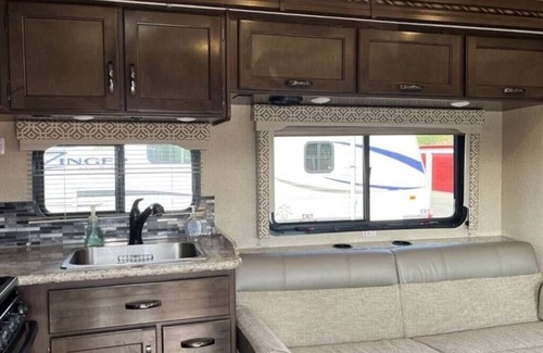Springfield Casa | 32 ft Motorhome Sleeps 10!