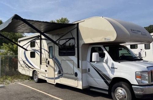 Springfield Casa | 32 ft Motorhome Sleeps 10!