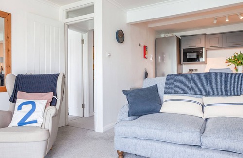 Salcombe Cabaña | 32 THE SALCOMBE, country holiday cottage, with pool in Salcombe