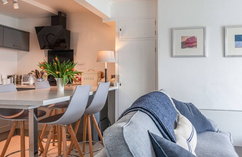 Salcombe Cabaña | 32 THE SALCOMBE, country holiday cottage, with pool in Salcombe