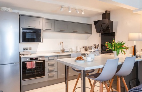 Salcombe Cabaña | 32 THE SALCOMBE, country holiday cottage, with pool in Salcombe