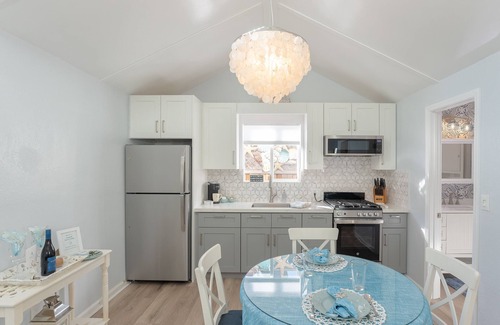 Northeast Carmel Casa | 3264 Sea Shell Guest Cottage ~ ¡Camine hasta el centro y la playa!