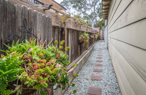 Northeast Carmel Casa | 3264 Sea Shell Guest Cottage ~ ¡Camine hasta el centro y la playa!