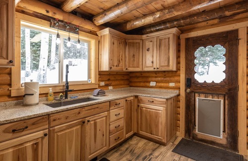 Steam Engine Meadows Cabina | 330 E Trail Road Cabin Secluded Mountain Getaway