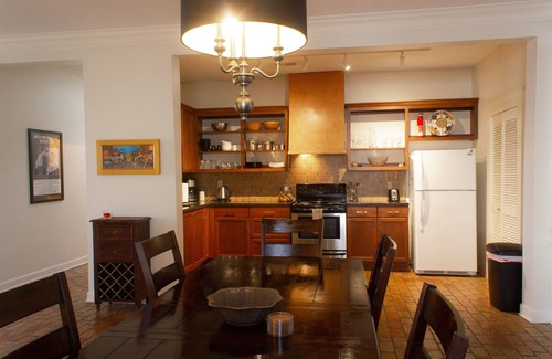 The Edge Apartamento | 3300 SF 4BR / 3BTH Pet-Friendly Loft 2 cuadras de Sun Studio tiene enorme terraza en la azotea