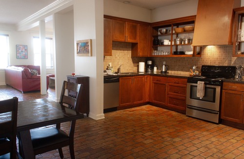 The Edge Apartamento | 3300 SF 4BR / 3BTH Pet-Friendly Loft 2 cuadras de Sun Studio tiene enorme terraza en la azotea