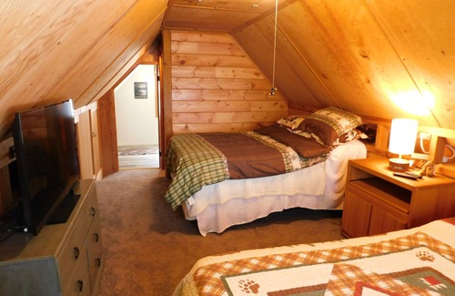 Long Barn Cabina | 332 Sierra Pines 2 Bedroom Cabin by RedAwning