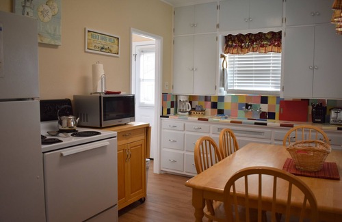 Downtown Casa | 340 Hollister: 2 dormitorios, 1. 5 BA House en Pismo Beach, capacidad para 6
