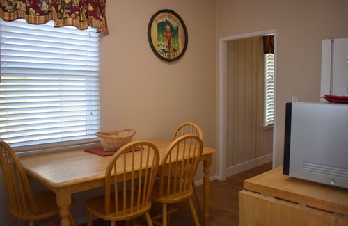 Downtown Casa | 340 Hollister: 2 dormitorios, 1. 5 BA House en Pismo Beach, capacidad para 6