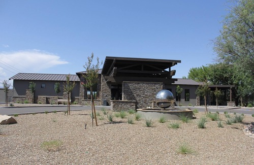 Camp Verde Alquiler De RV | 341 Conestoga Wagon - Riverfront Resort