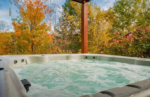 Bethel Chalet De Esquí | 35 Hideaway - Mtn Views, Hot Tub, Game Room, Dogs Ok, 12 Mins to Sunday River