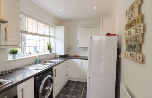 Dymchurch Cabaña | 35 SEABOURNE WAY, pet friendly, country holiday cottage in Dymchurch
