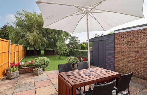 Dymchurch Cabaña | 35 SEABOURNE WAY, pet friendly, country holiday cottage in Dymchurch