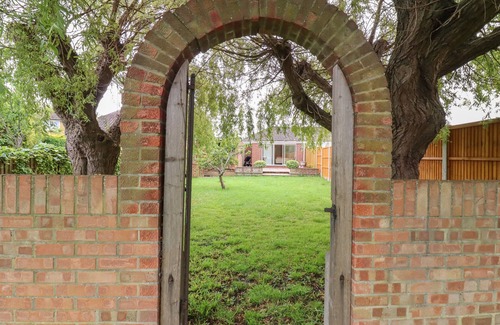 Dymchurch Cabaña | 35 SEABOURNE WAY, pet friendly, country holiday cottage in Dymchurch