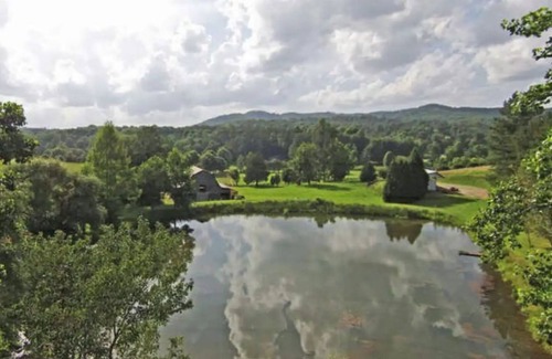 Warne Cabaña | 350 Acre Farm Escape w/Pond and hot tub