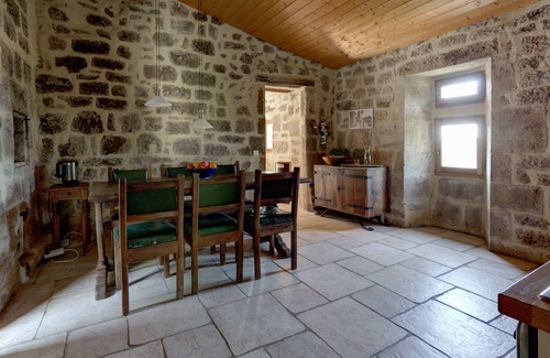 Sanilhac Cabaña | Casa de piedra arenisca 350 años de edad, con una hermosa vista del valle en la naturaleza virgen
