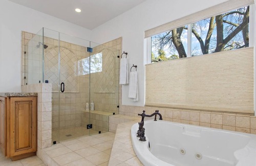 Livermore Casa | 3500sf, Single Level, 4 King Beds, 12ft Hot Tub!