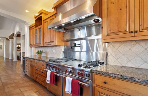Livermore Casa | 3500sf, Single Level, 4 King Beds, 12ft Hot Tub!