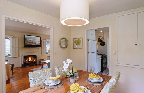 Northeast Carmel Casa | 3511 La Casa Fina ~ Impresionante diseño de interiores ~ A pie del centro de Carmel