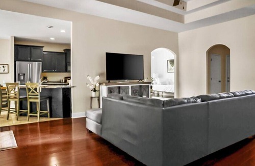 Crestview Casa | 3575 Autumn Woods Dr.