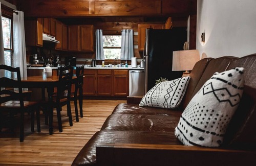 Purlear Cabina | 36 North | Serenity Ridge Cabin | Hot Tub