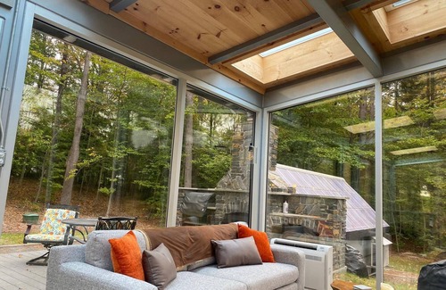 Guilford Casa | 360 degrees of nature from within the 1 bedroom Vermont Mirror House.
