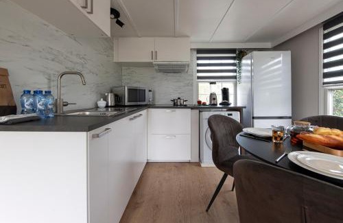 Oisterwijk Chalet De Esquí | 37, located in a quiet & wooded area!