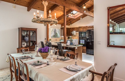 Del Monte Forest Casa | 3754 Pebble Beach Escape ~ Cerca de 17 Mile Drive & Beach ~ ¡Vista del campo de golf!