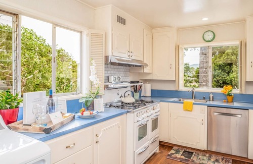 Northeast Carmel Casa | 3776 Stonehill - ¡Nuevo alquiler de vacaciones, a pie del centro!
