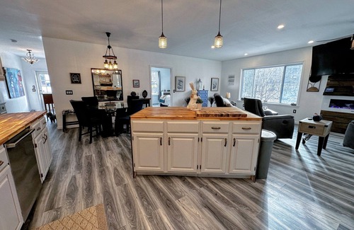 Littleton Casa | 37PA Superbly appointed riverfront home in LIttleton! Skiing, hiking, firepit, wifi, dog friendly!