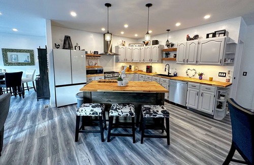 Littleton Casa | 37PA Superbly appointed riverfront home in LIttleton! Skiing, hiking, firepit, wifi, dog friendly!