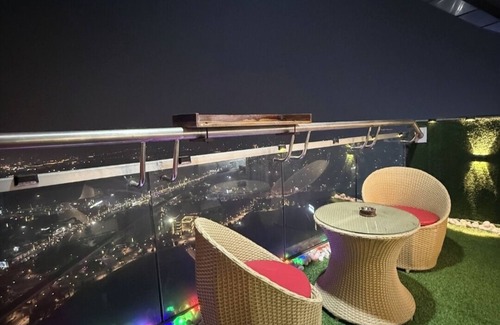 Noida Apartamento | 37th Floor | Lux Paradise By Aurum