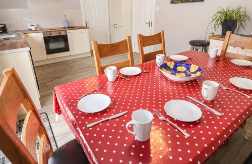 Tralee Cabaña | 38 CASTLEWOOD PARK, pet friendly in Tralee, County Kerry