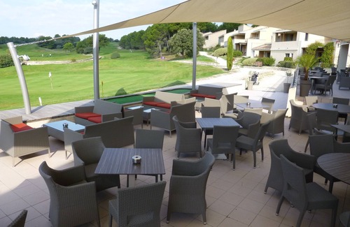 Saumane-de-Vaucluse Apartamento | Apartamento de 38 m² con terraza en el corazón de un campo de golf con bar y restaurante.