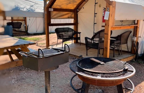 Prairie Lea Cabina | #38 Son's River Ranch - Glamping Cabin w/ 2 Queen Beds