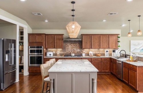 Belton Casa | 3800sf Lake Front Home, Hot Tub, Next to Boat Ramp and Park, Centrally Located!